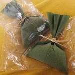 麩善 かるかや堂前店 - 笹も美しい