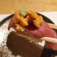 月亭 池袋店 - ウニ乗せ飛騨牛炙り握り 一貫972円
