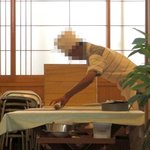 Michinoeki Inagawa Sobanoyakata - そば打ち体験をする人