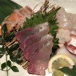 銀しゃりＤｉｎｉｎｇ灯戸 - 刺身：鮭、ハマチ、鯛、蛸