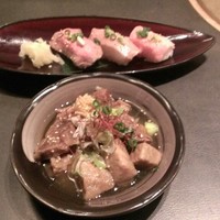 米澤牛DINING べこや - 米沢牛肉煮込み￥750 脂のりのり。お寿司￥1,080お塩で食べると◎