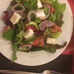 ギリシャ料理 taverna ミリュウ - オリーブにチーズのサラダ！