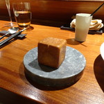 TACUBO - ◆じゃがいもとローズマリーのフォカッチャ 外側がカリッと焼かれ、パン自体は少し甘めでこれも好きですね。 パンはもう1種類出されました。