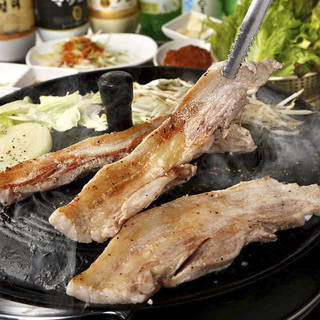 蔬菜和泡菜無限暢食的韓式烤豬五花肉套餐♪1人起OK!