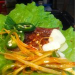 豚王 －テジキング－ - 番長のレクチャーで食すサムギョプサル。美味すぎます。