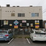 店舗脇へまわって外観を眺めた。