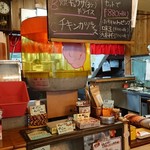 中華そば 麺や食堂 - 奥が調理場となる。