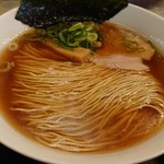 中華そば 麺や食堂 - しなやかで、美しい麺に目は釘付けだ♪