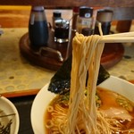 中華そば 麺や食堂 - 麺は小麦の風味漂う、細ストレート麺。スープは煮干しと鰹節出汁を豚ベースでブレンドされていた。