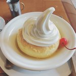 アイバ珈琲店 - ふわふわスフレパンケーキ ソフトクリームのせ