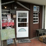 ビレッジボックス - 店の表　山小屋風