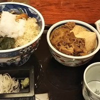日本橋　本陣房 - 本日のまかない丼と日替りそば(すき焼き丼＆冷やしぶっかけそば) 1,000円 ♪