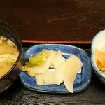 さかな座 - あおさの味噌汁・香の物・小鉢。