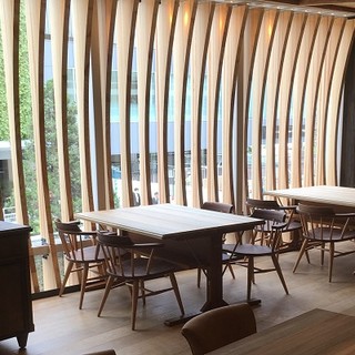 自然光と飫肥杉の薫りに包まれたたおやかな空間でゆったりと。