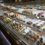 ル・ジャルダン・ブルー - ケーキショーケース全景