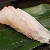 鮨隆 - ①石垣鯛(産地説明無)
                包丁が入っているので、より柔らかく感じられ、石垣鯛の甘さを引き立てるような仕事のようです。
                因みに産卵期は4月~7月なので、脂のりはあまり良くない時期となります。