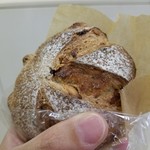 パン トタ - いちぢくとカシューナッツのパン　270円
            