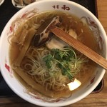 中華料理 和 - ミニ丼セット（醤油ラーメン、ミニスタミナ丼） ¥880 の醤油ラーメン