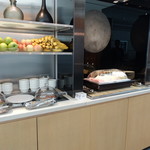 United Club Lounge - フルーツとサンドイッチ