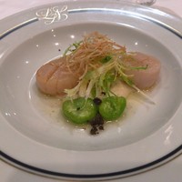 パノラミックレストラン ル・ノルマンディ - 帆立貝のエチュヴェ セロリ風味のヴィネグレット トリュフの香り