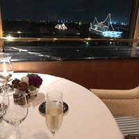 パノラミックレストラン ル・ノルマンディ - 窓際席から横浜港を望みながら乾杯です