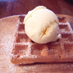 Little Deer Coffee - アイスがオンしたワッフル　別添えのメープルシロップを掛けて頂きました^^