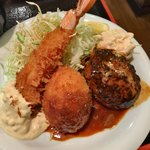 グリル ロン - ●Cセット  1050円税込
      ・合挽ハンバーグ
      ・エビフライ
      ・カニクリームコロッケ
      （ライス大盛、みそ汁付）
      ライスは大盛は平日無料。