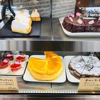 冷蔵ショーケースを彩る自家製のこだわりスイーツ！