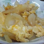 鳥久 - 玉ねぎ炒めの甘辛玉子とじ