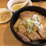 札幌軒 - 「チャーシュー丼」はお菜＆スープ付き。
            脂身の多い叉焼は柔らかく良い仕上がり、美味です。