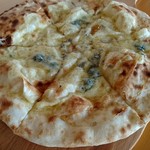 ピザ ヨシダ - ゴルゴンゾーラとナチュラルチーズ　メープルシロップ