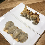 ISOGAMI餃子バル TOMAKO - もちろんおいしい
            水餃子はモッッチモチ！！！
            焼き餃子は皮が薄く、タネの味が美味しかった❤︎