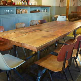 おひとり様～大テーブルを囲んでの打ち合わせ利用にも