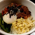 Nikudonya Chokusou Yakinikudokoro Kuramoto - 温玉のっけ！牛角煮丼