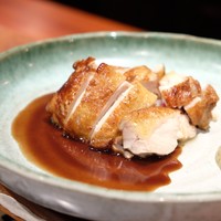 蒸し鶏の香り揚げ　赤ワインと紹興酒のソース