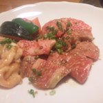 炭火焼肉たけさん亭 - サービスランチ。カルビ、モモ、コプチャンの三点盛り。