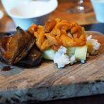 やまぐち - リゾット...エゾアワビ蒸してからソテーしてある、そこに羅臼の生雲丹　からすみかけ放題