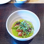 やまぐち - エンドウ豆のソースに浸した軽くスモークしたホタルイカ、上から青ネギ、パウダー状のトリュフをふった前菜