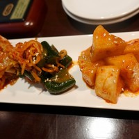 焼肉 にくだらけ - キムチ盛り合わせ
