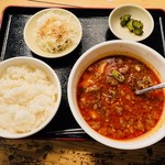 きらく亭 - 牛すじ煮込定食（820円）