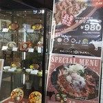 熟成ステーキ 博多肉八 - 店頭 ２ ディスプレイ