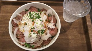 熟成ステーキ 博多肉八 - ローストビーフ丼