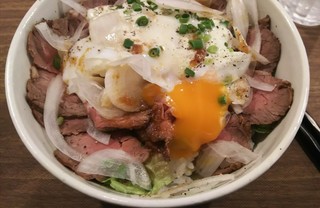 熟成ステーキ 博多肉八 - 温玉、割れました