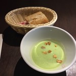 ブラッスリー ギョラン - 【ランチ】グリンピースのスープとパン付き