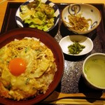 田町 鳥心 - 親子丼、セットで900円