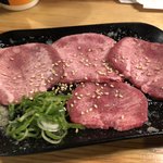 炭火焼肉ホルモン 徳臓 - 塩タンハーフ