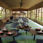 原谷苑 - 予約席は全面ガラス張り。お花のなかでお食事できます。お座敷で足がつらいです