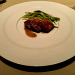 ペッシェ・ロッソ - すだち牛の炭火焼　ひよこ豆のピュレとアスパラソバージュを仕立て