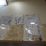人気店なので店内にはサインもいっぱい貼られていました。