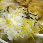 馬子とやすべ - 具の下に埋もれているご飯はふっくらとした食感でこちらもうまい！